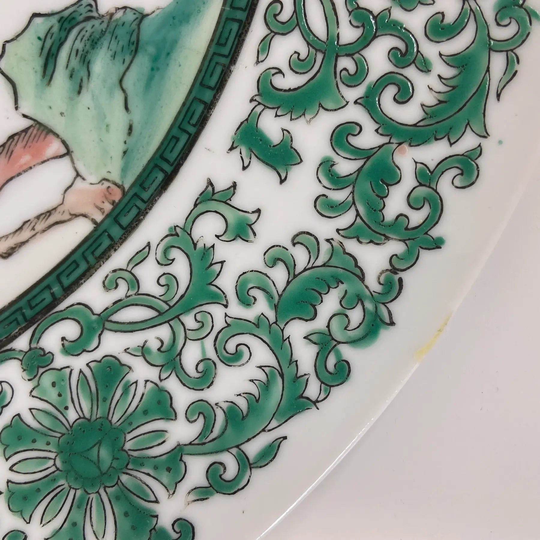 Famille Verte-Style Decorative Porcelain Plate – Made in Macau